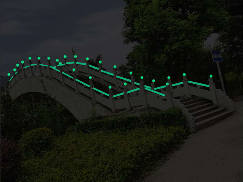 石桥两侧
